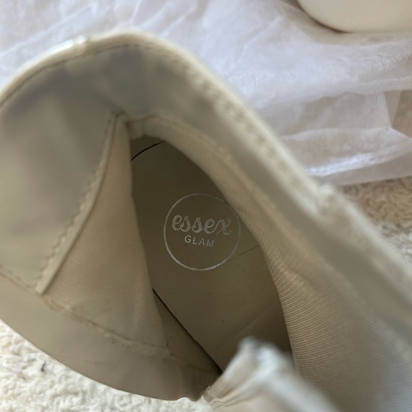 WHITE BOOTS ZIPPER POINTED TOES - Picture 2 of 5